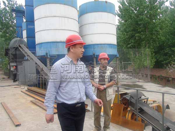 伊朗客戶現(xiàn)場(chǎng)考察陶?；剞D(zhuǎn)窯生產(chǎn)線